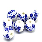 Keramik perle med blomster. 12 mm. Blå.